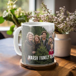 Familjeåterförenat panoramafoto med typ kaffemugg<br><div class="desc">Ett roligt sätt att visning ett foto av familjeåterföreningen. Den här mallen är utformad för 1 liggande eller panoramabild - tillräckligt för att passa in ett gruppfoto av hela familjen. Den enkla textövertäckningen är vit.</div>