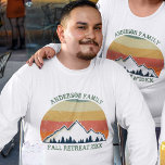 Familjeåterförening Anpassningsbar Coola Fall Suns T Shirt<br><div class="desc">Coola anpassningsbar familjeåterförening långärmad t-shirts för en höst som träffas med kusiner,  moster,  unkler och mor- och farföräldrar. Beställ efter långa sömnbesättningar med ditt efternamn och år i grönt kring den vackra fallosolnedgången över bergen och träd. Underbar personlig som campar resa kläder åt alla.</div>