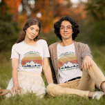 Familjeåterförening - Anpassningsbarna minskar om  T Shirt<br><div class="desc">Coola anpassningsbar familjeåterförening t-shirts för en höstsammankomst med kusiner,  moster,  unkler och mor- och farföräldrar. Beställ matchande garantier för hela besättningen med ditt efternamn och år i grönt kring den vackra fallosolnedgången över bergen och träd. Underbar personlig campar resa-skjortor för alla.</div>