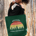 Familjeåterförening för Anpassningsbarna Forest Su Tygkasse<br><div class="desc">Coola som motsvarar familjeåterföreningen tote bags i grönt för att hela gruppen ska kunna ge sig ut eller campa resa. De här anpassningsbarnas knapphändiga gåvor har en vacker vintage framför en skog av söt träd under er personlig text.</div>