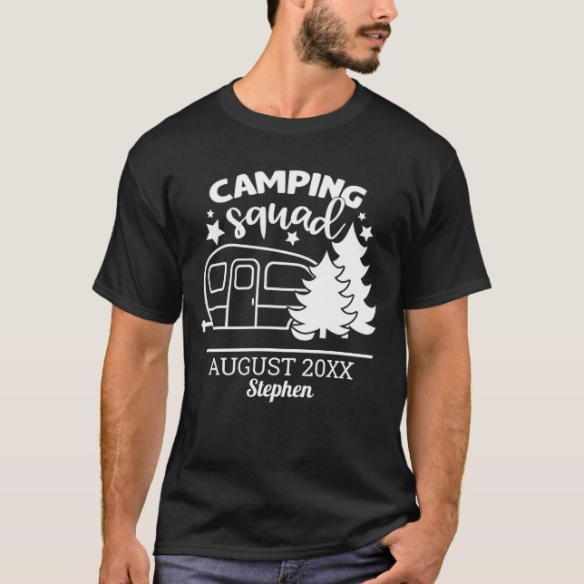 Familjeåterförening för campingtrupper med släpvag t shirt (Framsida)