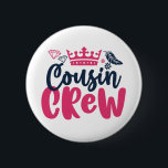 Familjeåterförening för kusin och besättning knapp<br><div class="desc">Kumsbesättning. Söt och söt familjemässig matchningsdesign för kusiner. Coola och fantastisk för alla flickkusiner. Denna grafik med illustrationen krona är också underbar för familjeåterförening. Girly och feminin design med kursivt kalligrafteckensnitt för alla dina favoritkusiner.</div>