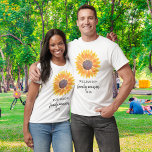 Familjeåterförening för solros t shirt<br><div class="desc">Familjeåterföreningen T-shirt är dekorerad med en gult solrosa med vattenfärg. Enkelt anpassade. Ursprunglig vattenfärg © Michele Davies.</div>