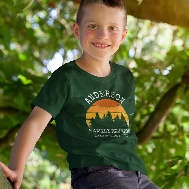 Familjeåterförening Gräs Träd Sunset Boys Grönt T Shirt (Customize to change text size. Choose from a variety of shirt sizes and styles.)