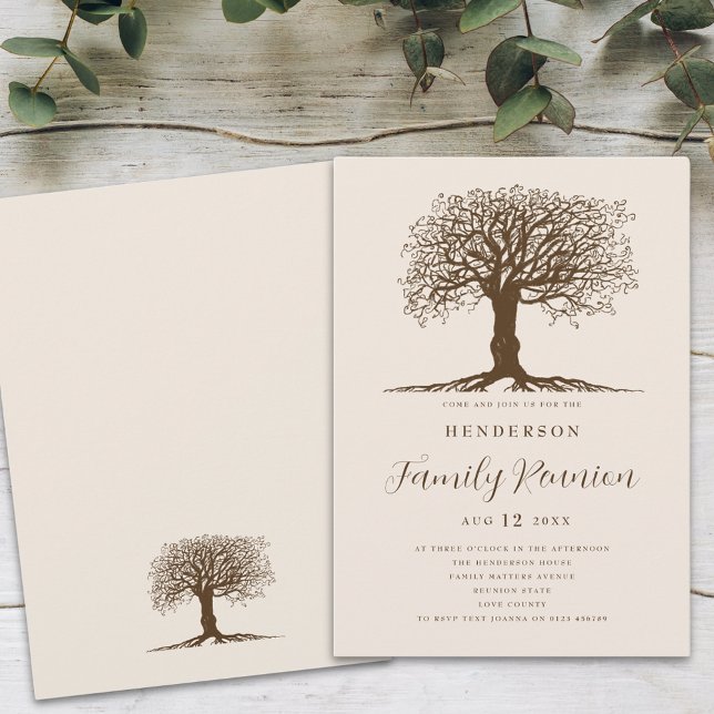 Familjeåterförening i Träd Inbjudningar (Family tree family reunion brown and beige elegant script invitation Rustic stylish family gathering)