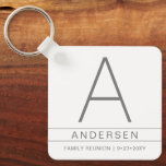 Familjeåterförening Namn Monogram Personlig Nyckelring<br><div class="desc">Personlig Family Reunion-favoritkedjor med stort initialt,  familjens namn och återföreningsdatum i en minimal och modern enkel design i grått och vitt.</div>