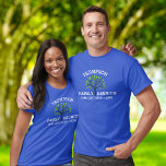 Familjeåterförening Träd, Familj Namn, Plats Anpas T Shirt<br><div class="desc">Fira din familj med den här fantastisk-skjortan med en familj träd omgiven av din familj namn och återföreningsställe i vit text - lägg enkelt till mer linjer anpassningsbar text. Underbar för familjeåterföreningar och sammankomster.</div>