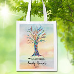 Familjeåterföreningsfamiljen Träd Återanvändbar Påse<br><div class="desc">Dessa återföreningsbara, återanvändbara, Grocery Bags dekoreras med en mosaikfamilj träd i regnbågens färg på en vattenfärgsbakgrund. Anpassa dem med din familj namn och året för din återförening. Eftersom vi skapar vår egen teckning kommer du inte att hitta just den här bilden från andra designers. Original Mosaic and Watercolor © Michele...</div>