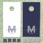 Familjeblått i Namn Monogram<br><div class="desc">Skapa Namn Monogram Navy, White och Grått Cornhole Set Den här anpassningsbarna har en snyggt- och personlig monogramdesign, perfekt för familjemöten och utomhusroligt. Ett kort har en vit bakgrund med en ljusblå inledande och marin blå manusfamilj namn och datum. På den andra tavlan finns en marin blå bakgrund med ett...</div>