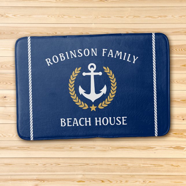 Familjefabrik Namn Beach House Anchor Guld Laurel  Badrumsmatta (Several sizes to choose from.)