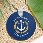 Familjefabrik Namn Beach House Anchor Guld Laurel  Nyckelring<br><div class="desc">En nautisk nyckelkedja i snyggten med personligens familj namn och strandhus, sjö hus eller annan önskad text med fastställt datum. Har ett designat ankare för anpassningsbar med löv för guld stil och en stjärna på marinblått eller anpassar enkelt färg för att matcha din nuvarande dekorfärg eller tema. Underbar för att...</div>