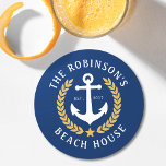 Familjefabrik Namn Beach House Anchor Guld Laurel  Underlägg Papper Rund<br><div class="desc">En snyggt nautisk uppsättning pappra underlägg med din personlig familj namn och strandhus, sjö hus eller annan önskad text och fastställt datum. Har ett designat ankare för anpassningsbar med löv för guld stil och en stjärna på klassiskt marinblått eller anpassar enkelt färg för att matcha din nuvarande dekoration eller tema....</div>