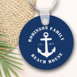 Familjefabrik Namn Beach House Nautical Boat Ancho Nyckelring<br><div class="desc">En nyckelkedja för snyggt med personligen namn och strandhus, sjö hus eller annan önskad text. Har en designad ankarpunkt för sjöbåtar i anpassningsbar i vitt på klassisk marinblått eller anpassar enkelt färg för att matcha din aktuella dekoration eller tema. Underbar för att ta emot nycklar till din familjs semesterhem i...</div>