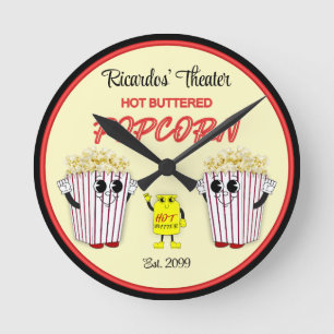 Familjefilm teater med Hett Buted Popcorn Rund Klocka
