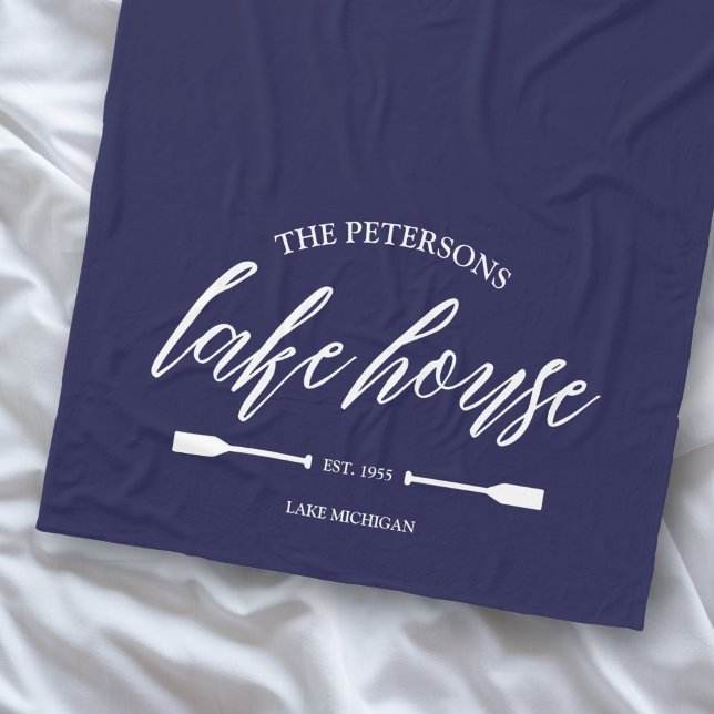 Familjeföretaget Sjö House Rental Nautical Anpassn Fleecefilt (Custom Lake House Blanket with Family Name Navy Blue Oar Nautical Boathouse Decor)