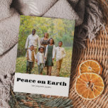 Familjefotfred på jorden God jul Helg Vykort<br><div class="desc">Den här familjefotfreden på jorden god jul helgdag-vykortet är perfekt för en enkel jul firande. Utformningen har ett typsnitt för eleganten för att försköna evenemanget.</div>