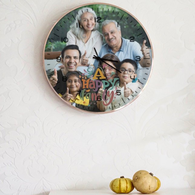 Familjefoto med modernt skript med stort klocka (Skapare uppladdad)