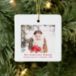 Familjefoto och Namn minimalistiskt Julgran Julgransprydnad Keramik<br><div class="desc">Familjen namn och fotot julgran ornament. Den här julgran-dekorationen i personlig har en enkel röd skrivmaskin-text och ett enkelt foto. Bilden som visas är endast avsedd som illustration och ska ersättas med fotot. All text på utsmyckningens framsida och baksida kan anpassas med valfri formulering.</div>