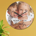 Familjefoto Stor Klocka<br><div class="desc">Den här snyggten har ett familjefoto, med elegantens skripttypografi. Anpassade enkelt med ditt foto och namn. Gör en underbar familjesammans och en gåva till mor- och farföräldrar.</div>