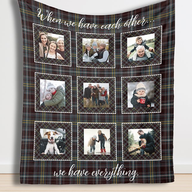Familjefotoblad i Rustic Patchwork Play Fleecefilt (Family Photo Blanket in Rustic Patchwork Plaid)