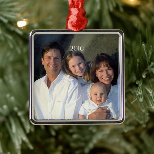 Familjefotodatum med innevarande års jul julgransprydnad metall (Träd)