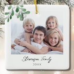 Familjefotojul Julgransprydnad Keramik<br><div class="desc">Den här Family Photo-julprydnaden är dekorerad med vattenfärgsmistletoe och snyggt-skripttypografi. Anpassade enkelt med ditt foto, namn och år. Använda Verktyg i Design om du vill ändra texten storlekt, stil eller färg. Eftersom vi skapar vår teckning kommer du inte att hitta just den här bilden från andra designers. Ursprunglig vattenfärg ©...</div>