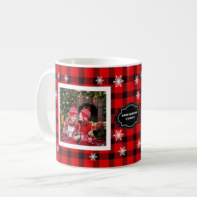 Familjefotokollage familjens namn buffalo plaid kaffemugg (Framsida vänster)