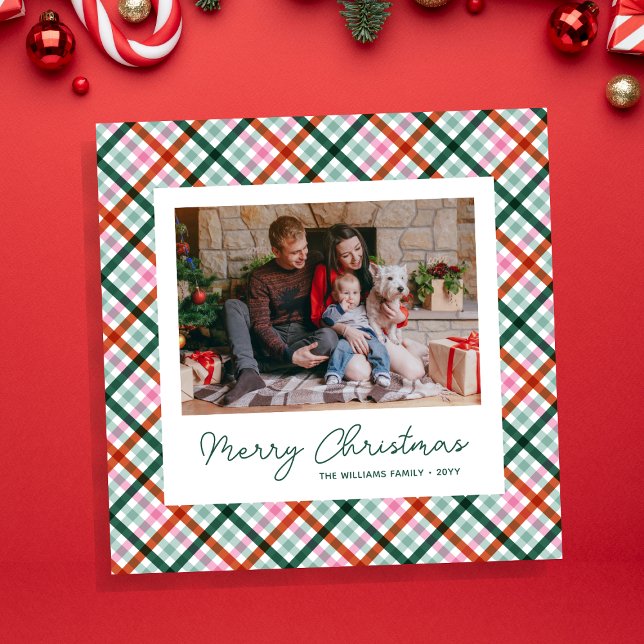 Familjefotomodern God jul-kort Julkort (Merry Christmas script, family photo, modern gingham pattern. Christmas card in red green mint pink.)