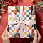 Familjefoton | Retro Checkered-jul Presentpapper<br><div class="desc">Lägg till en personlig beröring till din helgdag-ge med våra familjefoton | Retro Kontrollerade Papper julinsvällning. Den här vibrerande och nostalgiska designen har ett fet schet mönster i varmt, festligt färg, perfekt för att slå in presenter under julhelgen. Visa dina favoritfamiljeminnen med anpassadets fotokortplatser som gör att du kan ladda...</div>