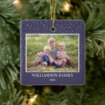 Familjefotot Keepsaké Snö Lila jul Julgransprydnad Keramik<br><div class="desc">Den här fyrkantiga julprydnaden innehåller ett vågrät foto på mörkens lila-bakgrund accentuerad med en bild av ljusa snö. Anpassa den här familjedesignen med ditt namn och år.</div>