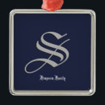 Familjeinitialt Julgransprydnad Metall<br><div class="desc">Ett sött teckensnitt brev i en kontrastfunktion,  som ett eget namn. Du kan anpassa grundläggande text och text,  byta brev/text,  brev färg,  brev stil och färg</div>