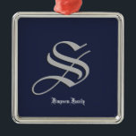 Familjeinitialt Julgransprydnad Metall<br><div class="desc">Ett sött teckensnitt brev i en kontrastfunktion,  som ett eget namn. Du kan anpassa grundläggande text och text,  byta brev/text,  brev färg,  brev stil och färg</div>