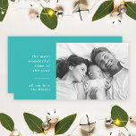 Familjejul | Modern turkos Teal Photo Julkort<br><div class="desc">Snyggt, modernt gratulationskort för foto med ett klassiskt typografiskt citat "som bara har en underbar jultid" med en skiljelinje och namn i vitt för familjen. Utformningen har en slående turkos teal aqua blue grönt eature färg! Fotot, hälsning och namn kan enkelt anpassas för en så unik design som din speciella...</div>