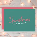 Familjejul | Snyggt Trendig Forest Grönt Julkort<br><div class="desc">Enkelt,  snyggten "Jul med ()" citerar platta helgdagskort i modern minimalistisk typografi i festive red and white på gröntens bakgrund. Utformningen kan vara lätt att personlig med din familj namn,  år eller speciella hälsning för toppen,  söta,  skräddarsydda helgdag vibes!</div>