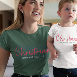 Familjejul | Snyggt Trendig Forest Grönt T Shirt<br><div class="desc">Enkelt,  snyggt "jul med ()" citerar kvinnor t-shirt i modern minimalistisk typografi i festiv röd,  vit och grönt. Utformningen kan vara lätt att personlig med din familj namn,  år eller speciella hälsning för toppen,  söta,  skräddarsydda helgdag vibes!</div>