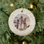 Familjejulfoto Ivory Ceramic Ornament<br><div class="desc">Ditt favoritfoto på vita löv, bär och prickar på FÄRG-bakgrunden (vi visar elfenben), den här personligen blir julprydnaden en minnesvärd gåva till familj och vänner eller skapar för dig själv - underbara party favors också! TIP: Överför en hög upplösning, fotobeskuren till kvadratisk form. MER färg och design i vår butik....</div>