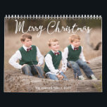 Familjekalender 2025 med julhälsningar kalender<br><div class="desc">I Familjekalendern 2025 med julhälsningar hittar du mycket bilder söta barn och deras familjer. Men du kan enkelt byta ut fotot mot din dator och göra din unika och speciella kalender till dina barn, familjemedlemmar eller vad du än vill i kärlek. Händelser och helgdagar i Stater läggs också till. Fotografi...</div>
