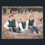 Familjekalender 2025 med julhälsningar kalender<br><div class="desc">I Familjekalendern 2025 med julhälsningar hittar du mycket bilder söta barn och deras familjer. Men du kan enkelt byta ut fotot mot din dator och göra din unika och speciella kalender till dina barn, familjemedlemmar eller vad du än vill i kärlek. Händelser och helgdagar i Stater läggs också till. Fotografi...</div>