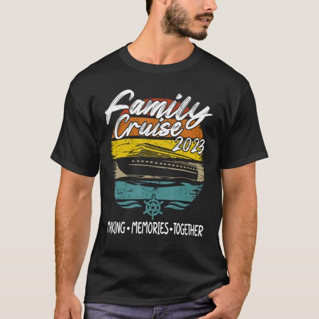 Familjekryssning för sommarFrakt Resa 2023 Skapar  T Shirt (Framsida)