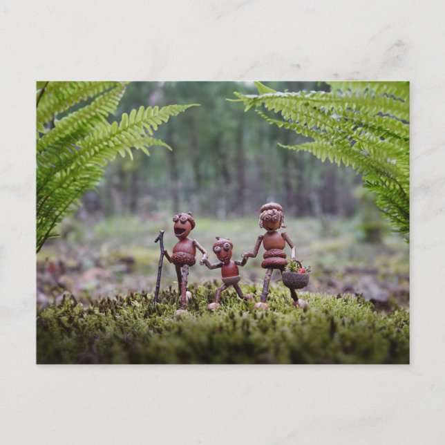 Familjen Acorn Elves på en promenad Vykort (Framsida)