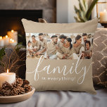 Familjen är Allt 3 Photo Collage Tan Kudde<br><div class="desc">Lägg ditt hem i en attraktiv kudde med tre speciella familjefotografier. Modern handskriven manus spådomar ut "familjen är allt!" minnen av omhuldad familjetid som tillbringats tillsammans och som visar vad som är viktigt för dig. Oavsett om du har egna familjemedlemmar eller förlängd familj, bröder, kusiner, mor- eller farföräldrar, moster, uncles...</div>