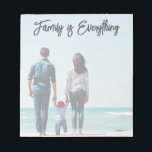 Familjen är allt modernt skript   foto anteckningsblock<br><div class="desc">Det här anteckningsblocket har ett fullt-ram-foto (ljusare så att det blir enklare att använda som anteckningsblock) och ett modernt skript som lyder "Familj är allt". Hälsning är redigerbart så att du kan anpassa det med din egen fras eller namn. Det här fotot-anteckningsblocket är också en fantastisk gåva till för barn,...</div>