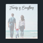 Familjen är allt modernt skript   foto anteckningsblock<br><div class="desc">Det här anteckningsblocket har ett fullt-ram-foto (ljusare så att det blir enklare att använda som anteckningsblock) och ett modernt skript som lyder "Familj är allt". Hälsning är redigerbart så att du kan anpassa det med din egen fras eller namn. Det här fotot-anteckningsblocket är också en fantastisk gåva till för barn,...</div>