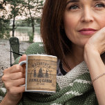 Familjen Cabin Namn Rustic Wood Personlig Kaffemugg<br><div class="desc">Rustik träplank utformar personlig kaffe mugg med NAMN FAMILJ CABIN och år för fastställt datum eller annan text i brunt. ASSISTANS: Om du vill ha hjälp med designändringar eller anpassning, ändra storlek på färg, flytta designen till en annan produkt eller om du vill samordna produkter kontaktar du designern INNAN ORDERING...</div>