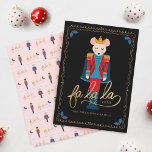 Familjen Fa La jul Nutcracker Mouse Kung Julkort<br><div class="desc">Skicka det här vackra, visuella och magiska julkortet till dina vänner och din familj den här julhelgen. Vi har målat alla illustrationer och typografi som du ser i det här helgdag. Vår design har vår vackra muskot i nötköttet kung med röd och blå färg med guld accents kostym tillsammans med...</div>