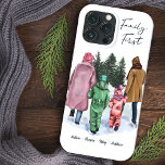 Familjen First Watercolor Family of 4 och Namn<br><div class="desc">Personlig iphone case med trendigets familjesituation. Konstruktionen har en vintern med vattenfärg som illustrerar en familj på fyra och är skriven med "Family First" i handskript. Mallen är redot för dig att lägga till namn. Designad för iPhone 13 Pro Max men passar många andra modeller. Om du väljer en annan...</div>
