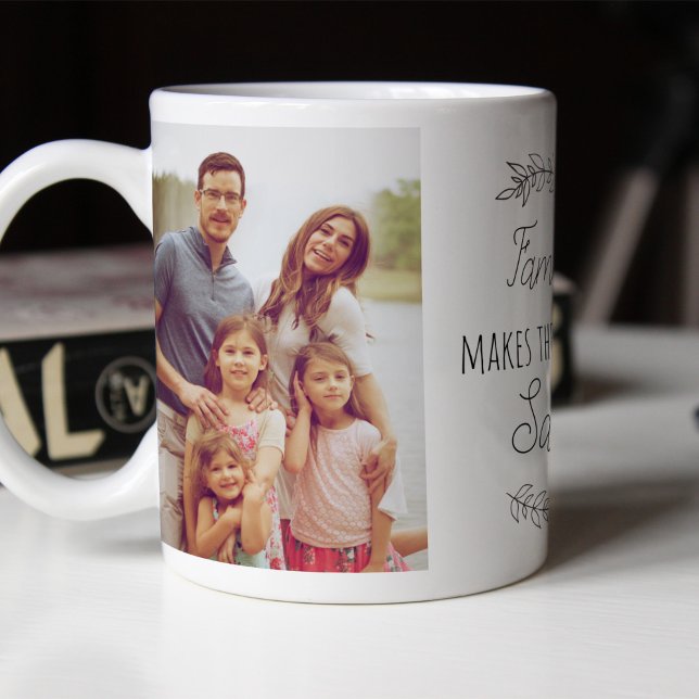 Familjen gör världen säkrare fotosamlingskript kaffemugg (Skapare uppladdad)