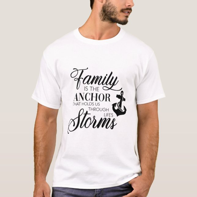 Familjen håller oss kvar genom livstormar  t shirt (Framsida)