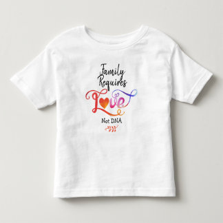 Familjen kräver DNA för kärlek inte, adoptiongåvor Tee Shirt