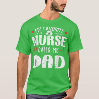 Familjen Min favoritsjuksköterska kallar mig Pappa T Shirt